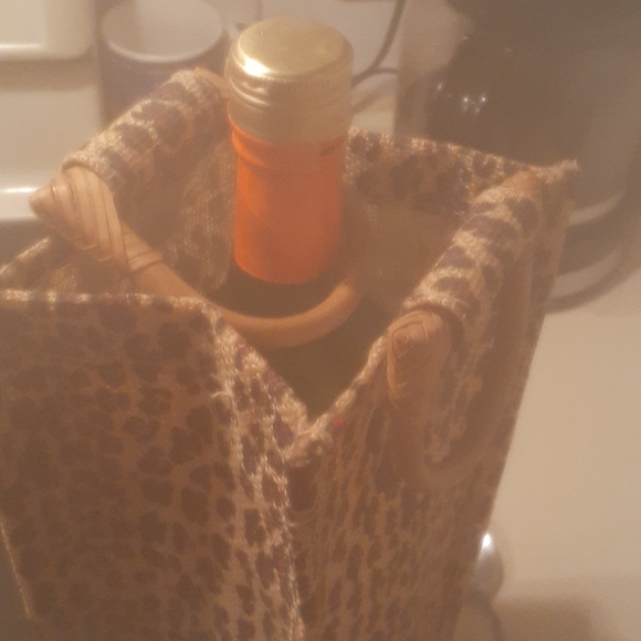 Cheetah wine bottle holder/carrier - Picture 4 of 5